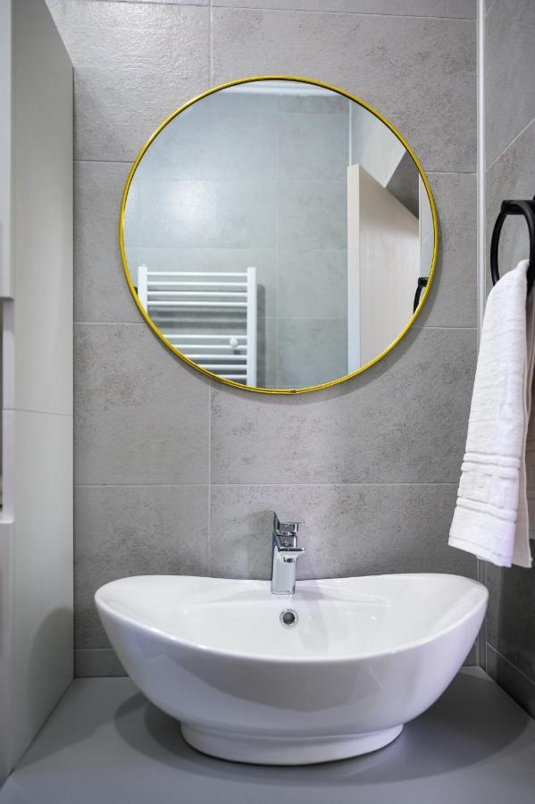 Nina House Apartment Targu Jiu Bagian luar foto