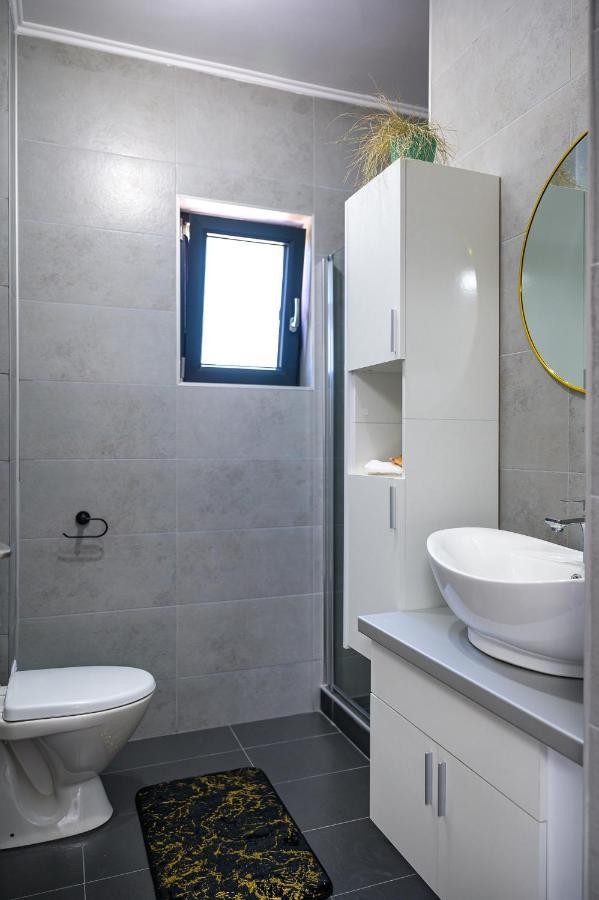 Nina House Apartment Targu Jiu Bagian luar foto