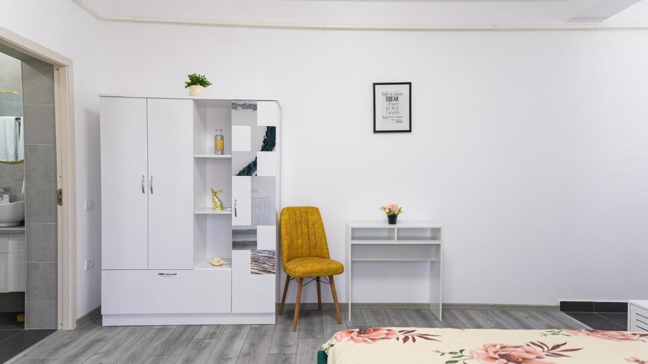 Nina House Apartment Targu Jiu Bagian luar foto