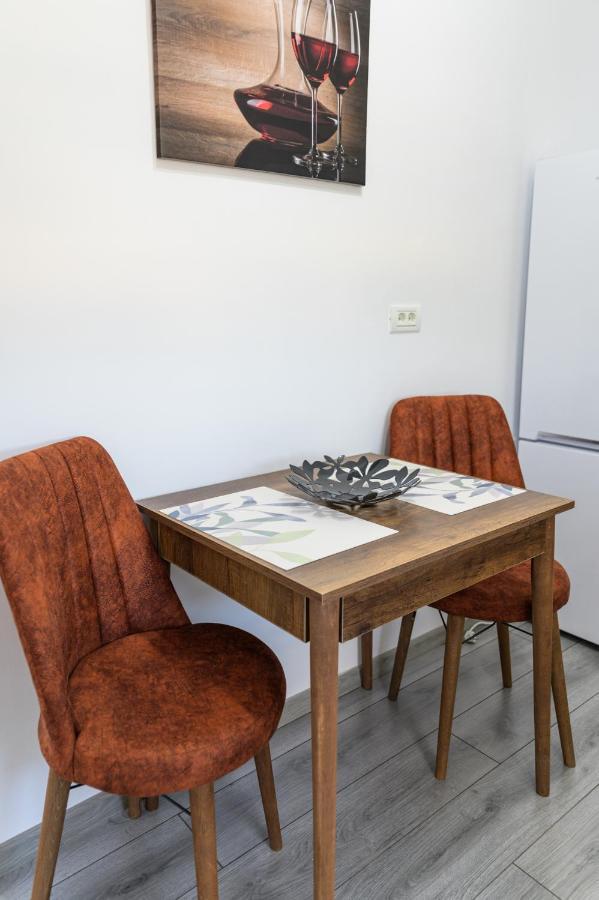 Nina House Apartment Targu Jiu Bagian luar foto