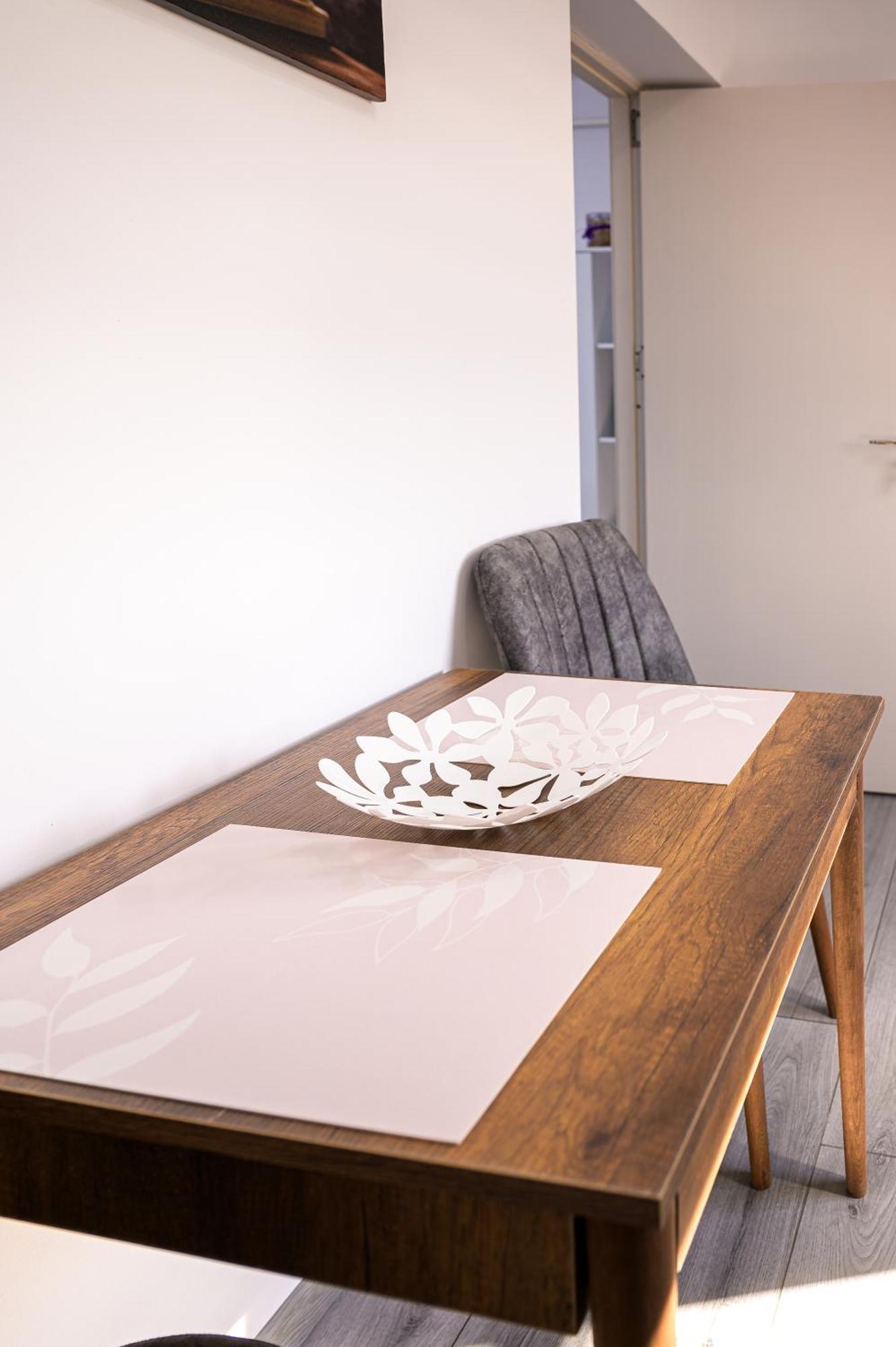 Nina House Apartment Targu Jiu Bagian luar foto